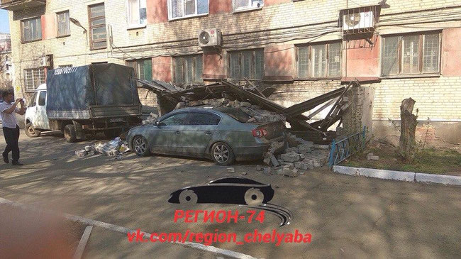В Челябинске кирпичное строение обрушилось на иномарку.