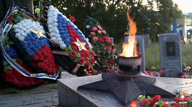 На воинском мемориале в Челябинской области сожгли венки и уронили памятную плиту