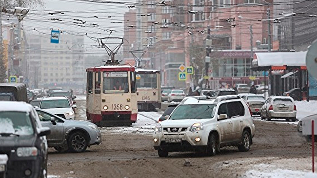 Челябинск встал в пробках после сильного снегопада