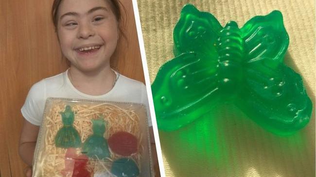 В Челябинске пятиклассница с синдромом Дауна варит и продает мыло в виде бабочек и букашек
