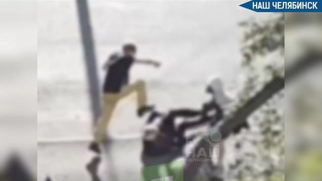 😱 Школьники жестоко избили пожилого мужчину