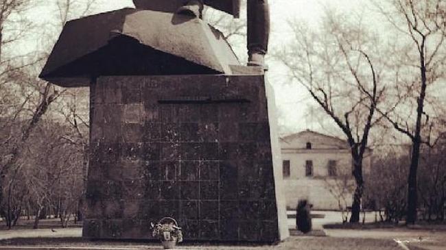 Кто-нибудь помнит, что за здание было за памятником танкистам?