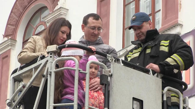 Девочки, спасённые из огня в Чурилово, сами сделали подарок пожарным