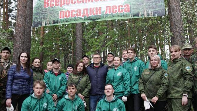 Алексей Текслер вместе с челябинцами посадил молодые деревья