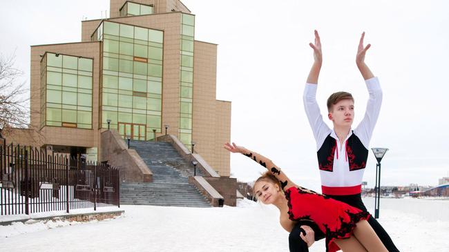 Юные фигуристы снялись на фоне знаковых мест Челябинска