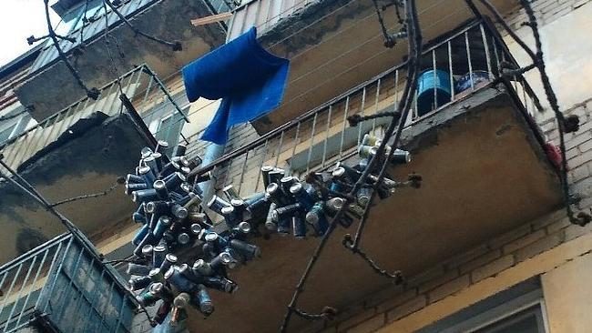 Креатив по-челябински: жильцы украсили балкон гирляндой из пивных банок