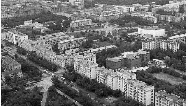 Вид на Алое Поле с мавзолеем, проспект Ленина, кинотеатр Урал, еще не построены Школьник и Драмтеатр. Что ещё необычного вы увидели?