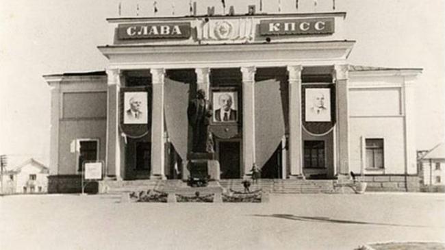 Дворец культуры строителей (Клуб ЧМС), шоссе Металлургов 70б. Построен в 1945 году.