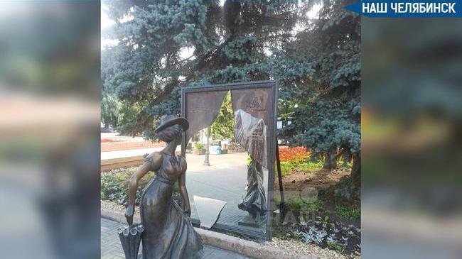 🪞 На Кировке скульптура «Модница» осталась без зеркала