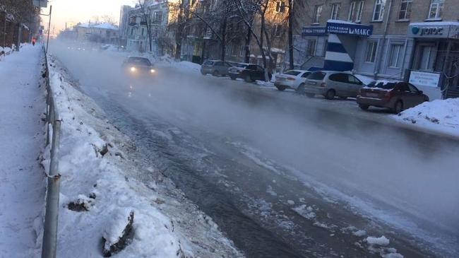 На дороге в центре Челябинска прорвало трубу. Последствия