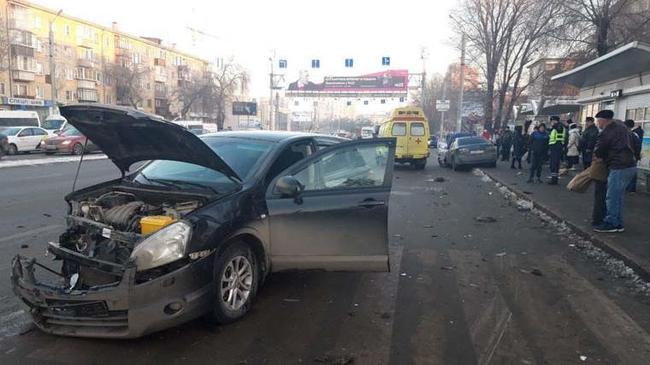 В Челябинске иномарка влетела на остановку, сбив двух женщин