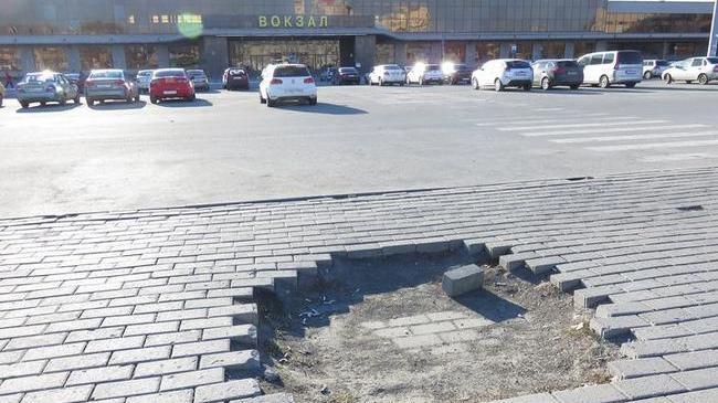 ❗ А это Челябинск, здесь тротуарную плитку выкладывают в два слоя 🤔