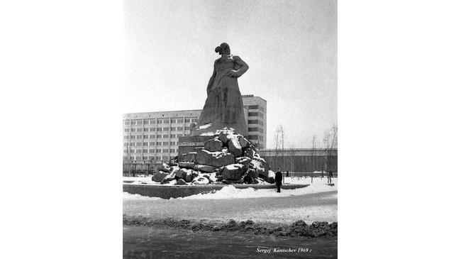 ⚡ "Сказ об Урале" и гостиница "Челябинск" на привокзальной площади, 1969 год.