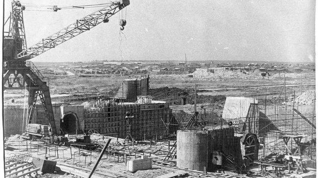 Строительство плотины Шершневского водохранилища. А вы знаете, в каком году это было?