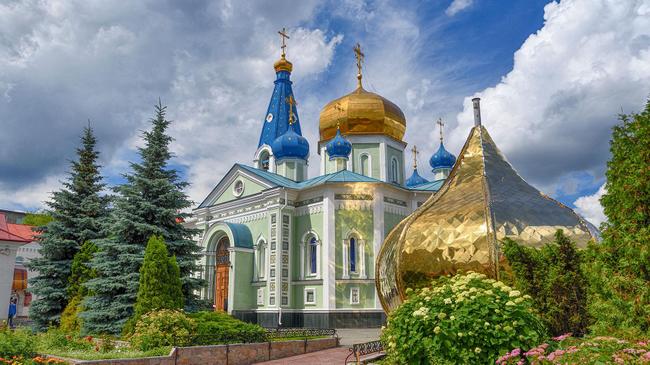 Новые купола Свято-Симеоновского кафедрального собора ждут своего часа.