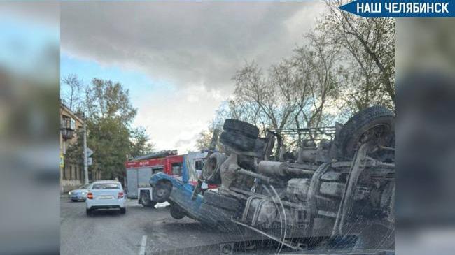 😰 Бензовоз упал на легковушку в Челябинске