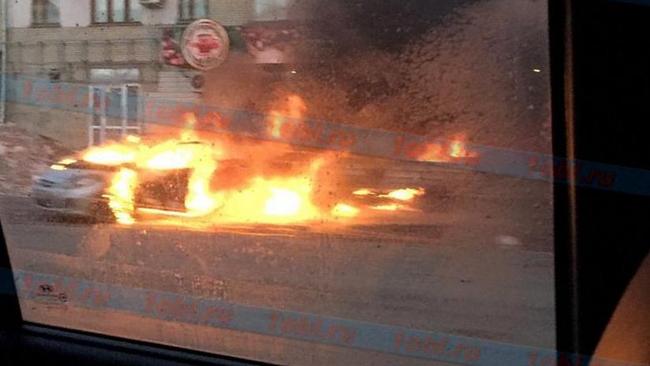 Легковушка с пассажирами внутри взорвалась в центре Челябинска 