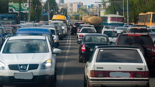Серьезный транспортный затор образовался сегодня утром, 15 июля, на проспекте Ленина в Челябинске