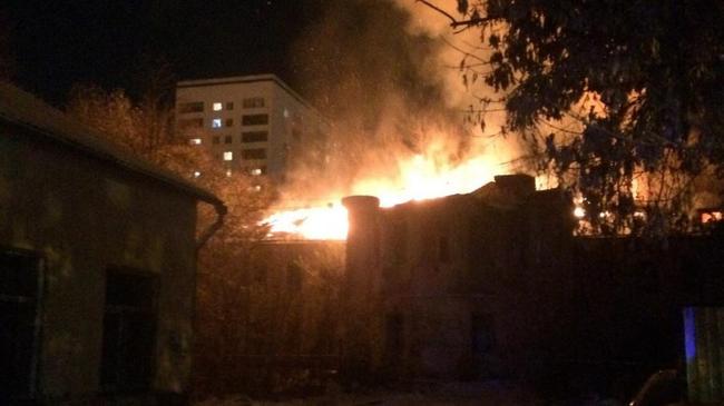 «Там бомжи жили, тихие такие»: в центре Челябинска сгорело заброшенное здание бывшей больницы