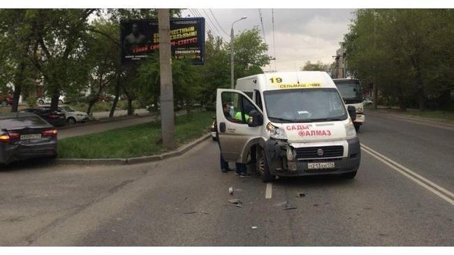 В Челябинске госпитализировали водителя машины, в которую въехала маршрутка