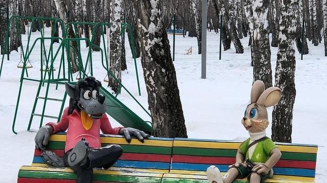 Те самые герои детства 😊 Узнаете парк, в котором было сделано фото?