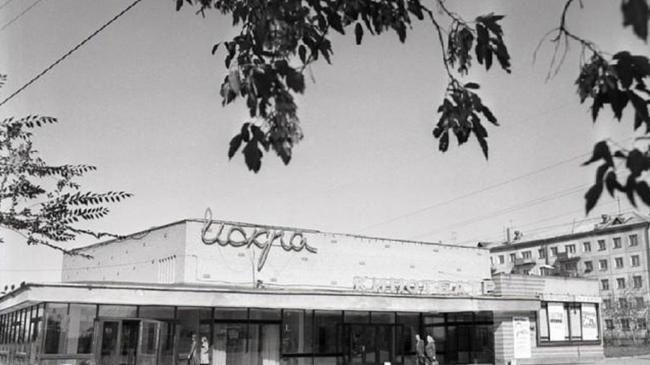 Кинотеатр Искра. Если кто-то забыл, то это рядом с авторынком Искра на Меридиан. Как думаете, какой это год?