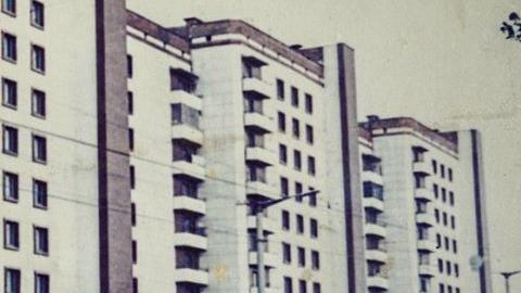 🏡 Дом Курчатова 19а, перекресток Блюхера и Курчатова. А кто помнит, какое прозвище было у магазинов на первом этаже? 