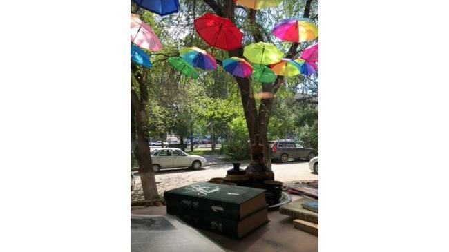 Прекрасный радужный арт-объект из зонтиков недалеко от главного корпуса ЮУрГУ 😍 Красота, не правда ли?