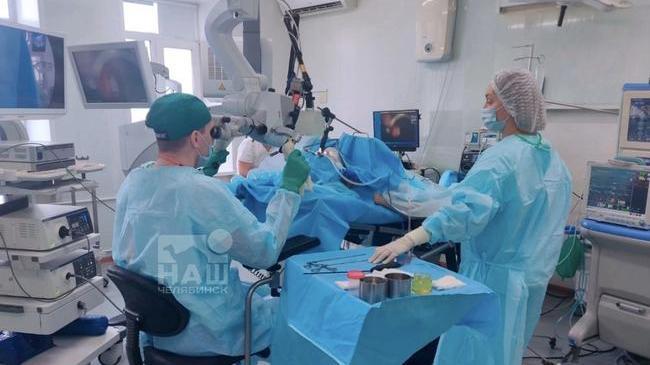 👨‍⚕ Хирург из Челябинска удалил раковую опухоль горла в прямом эфире
