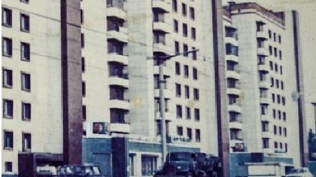 Дом Курчатова 19а, перекресток Блюхера и Курчатова. А кто помнит, какое прозвище было у магазинов на первом этаже?