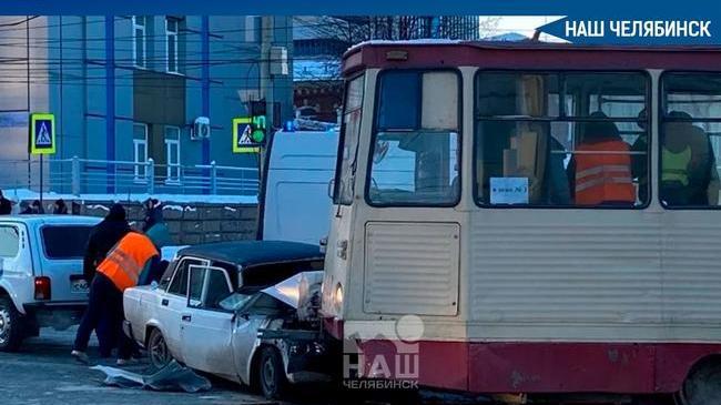 ⚠ В Челябинске легковушка влетела под трамвай. 