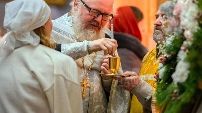 🚨 Священника, обвиняемого в убийстве, отправили под домашний арест