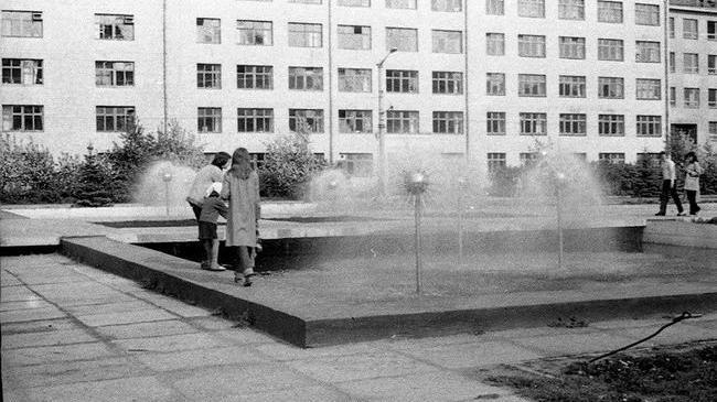 🏛 Фонтан напротив главного корпуса ЮУрГУ, слева от второго корпуса, около 1980 года. 