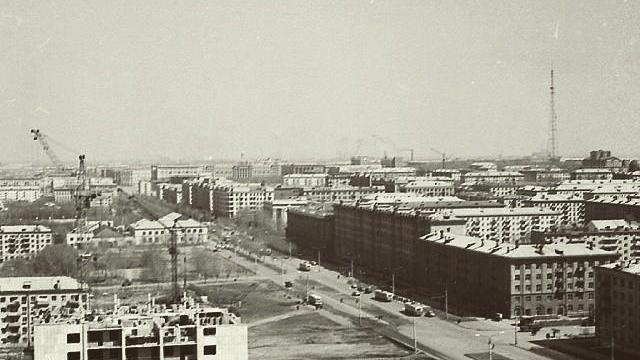 🏗 Строительство одной из первых 14-этажек, на перекрестке проспекта Ленина и улицы Энгельса. 