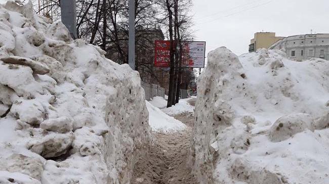 Высотой с человеческий рост. Огромный снежный тоннель в центре Челябинска возмутил горожан