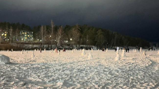 ☃️ Поле снеговиков появилось в Снежинске. Там жители создали десятки снежных скульптур на озере Синара