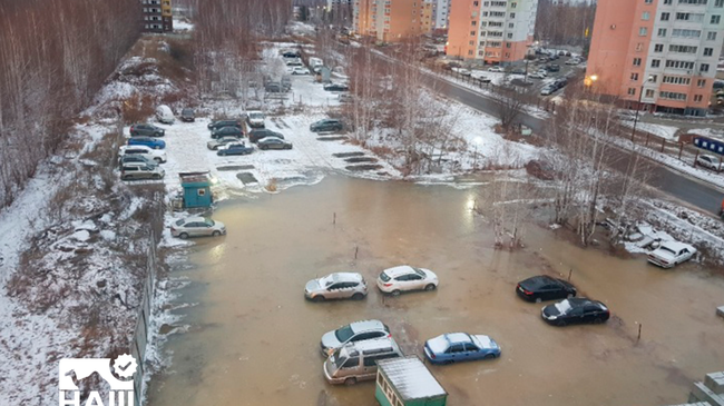 В Челябинске затопило микрорайон из-за коммунальной аварии, жители домов остались без воды