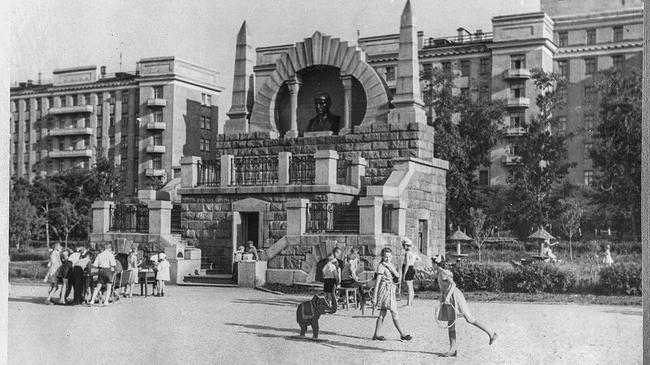 Первый памятник В.И.Ленину в Детском парке (Алое Поле) на проспекте В.И.Ленина, 1960-ые гг.