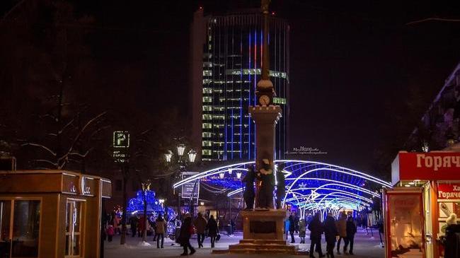 На главной пешеходной улице Челябинска — Кировке — новогодняя иллюминация уже радует горожан.