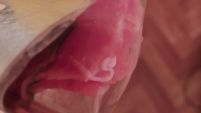 🐟 Форель с сюрпризом 😬 На Урале продают морские деликатесы с паразитами 👎