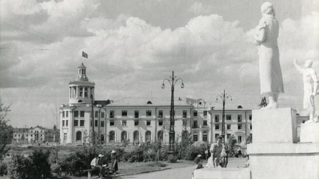 Знаменитая Башня на Горького-Салютной. Справа статуи у входа в парк больницы ЧТЗ (горбольница № 8)