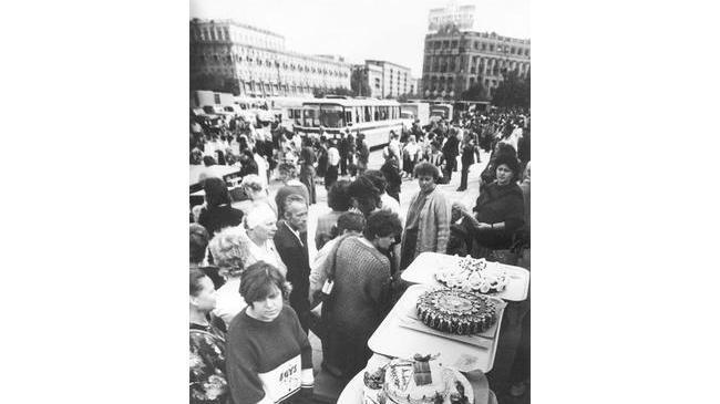 🏛 Торговля на площади Революции в 90е годы. ❓Кто помнит свитера Team Boys? 