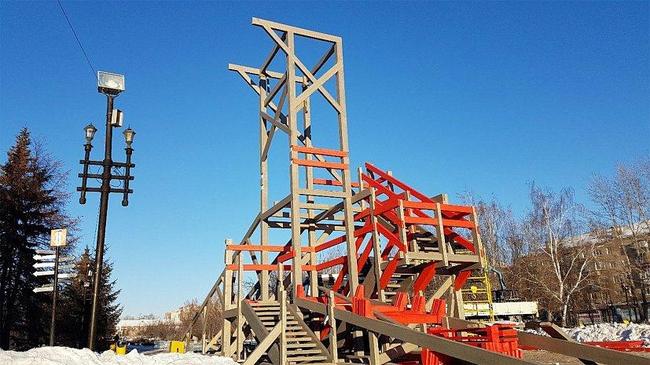 В центре Копейска энтузиасты строят десятиметровую горку-«шахту»