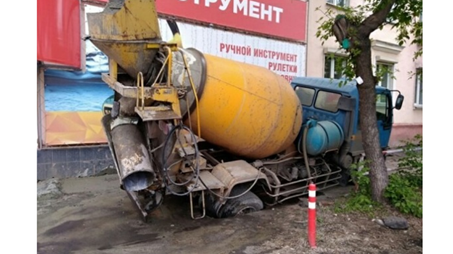 Бетономешалка провалилась в асфальт в центре Челябинска