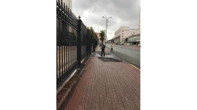У здания правительства Челябинской области снесли забор