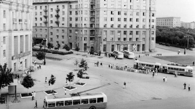 🚍 Остановка - площадь Революции. ❓ А вы знали, что магазин "Ритм" изначально назывался "Культтовары"?