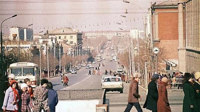 Вид на улицу Кирова с площади Революции. Снято с приближением, примерно от ТЮЗа (поэтому видно вход в подземный переход).