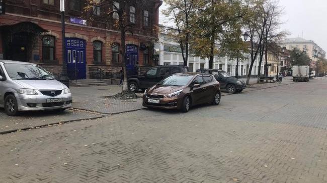 ❓ Друзья, кто-нибудь знает, что делают эти машины в пешеходной зоне на Кировке? 🤔 