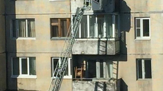 В Челябинске 32-летний мужчина и 90-летняя пенсионерка едва не покончили с жизнью, спрыгнув с балкона