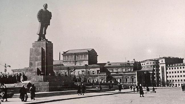 Памятник В.И. Ленину, новёхонький. Вы тоже слышали легенду, что на нём кто-то вздёрнулся? 1962 год